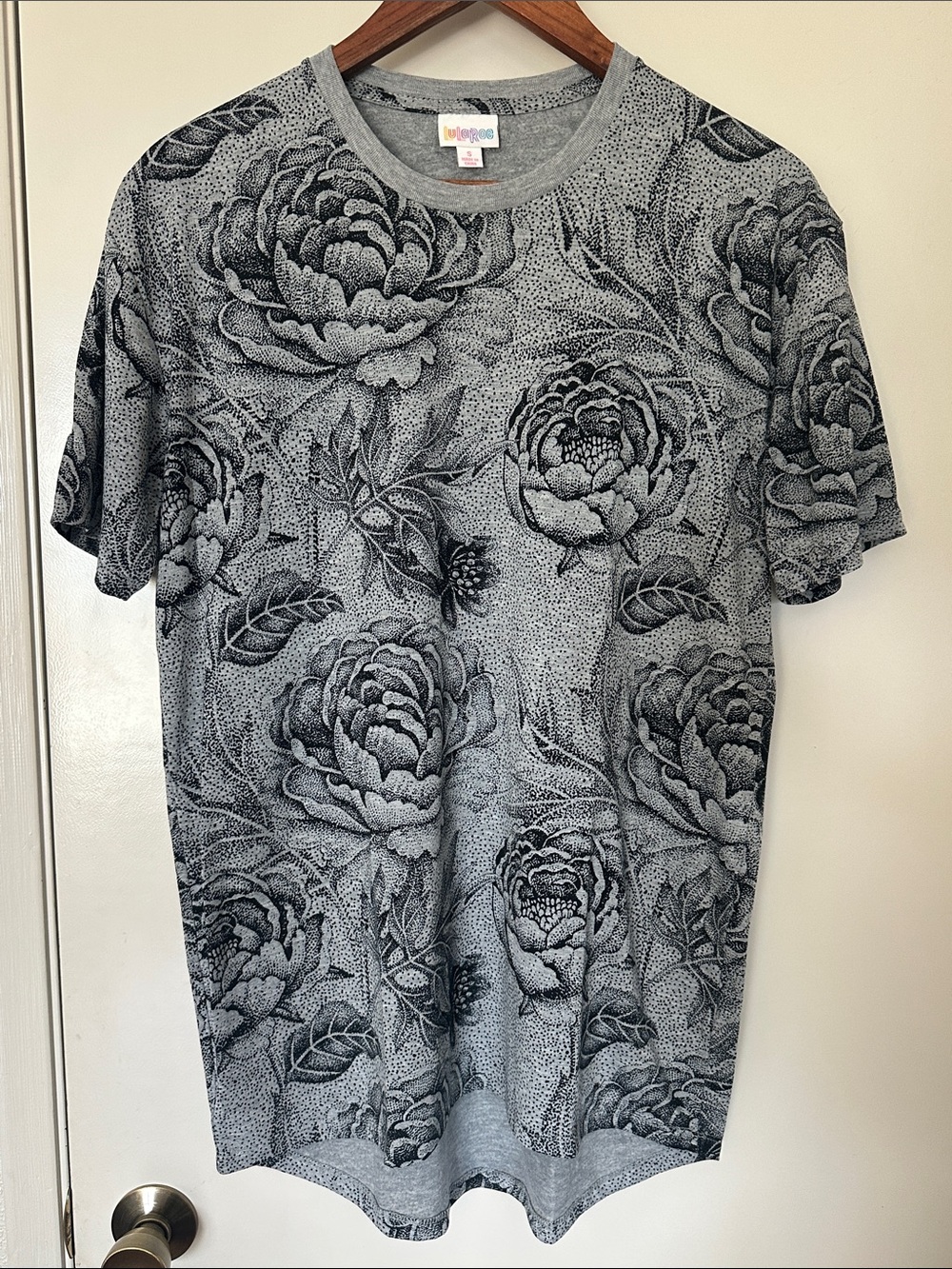 LulaRoe graphic tee - SMALL